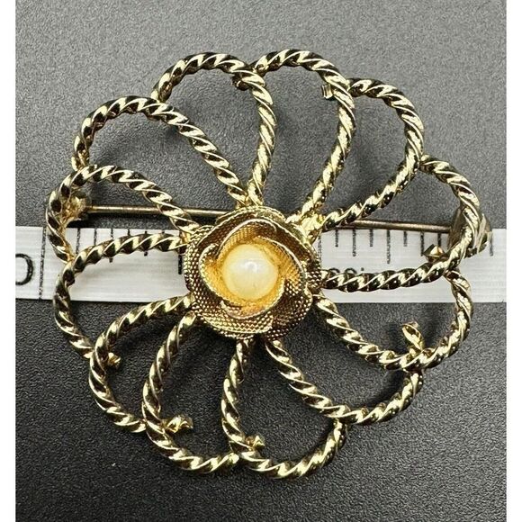 Vintage Jewelry Gold Tone Round Twist Flower Rose Faux Pear Rose Brooch Pin - Picture 6 of 6